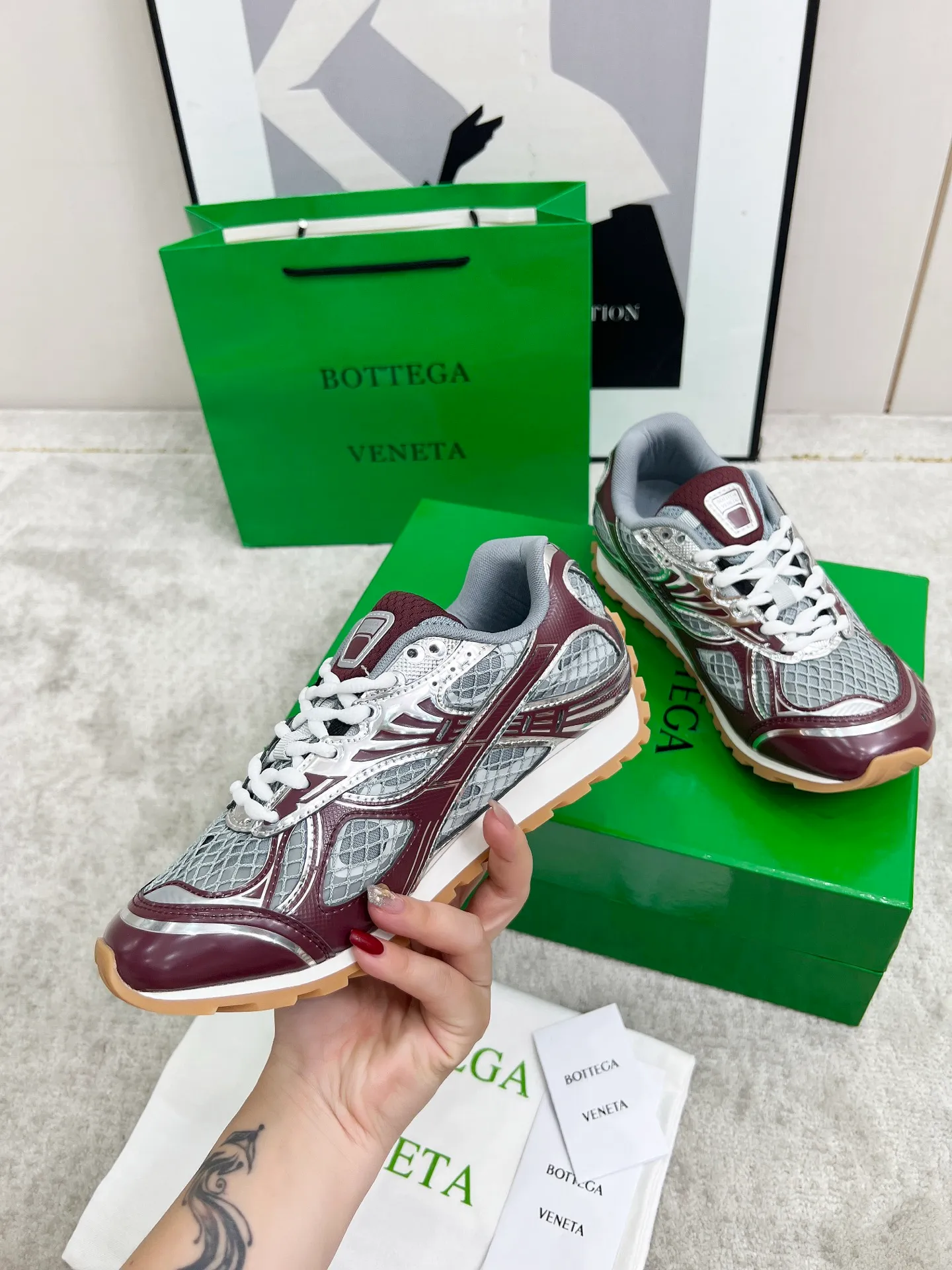 P540. Top version (couples model) Bottega Veneta Bottega Veneta 23ss autumn and winter show BV Orbit sneakers Wang Yibo's same style couples casual shoes dad shoes! Runner sneakers! Original purchase and development!  Made of original lightweight technical mesh fabric, the same as the original version! The process is complicated!  Paired with a rubber outsole designed with a geometric pattern, the high version of the Wang Zha series is actually much taller, but the legs still look slim. Very nice. Durable and playable, standard and version-matching shoe package technology, look for high-end versions. The original outsole is exclusively molded, and the color-blocked TPU outsole is used. The material and weight are the same as the original!  Size: #Female 35-41 (40 and 41 customized sizes are non-refundable) Male 39-45 (45 size customized are non-returnable and exchangeable)